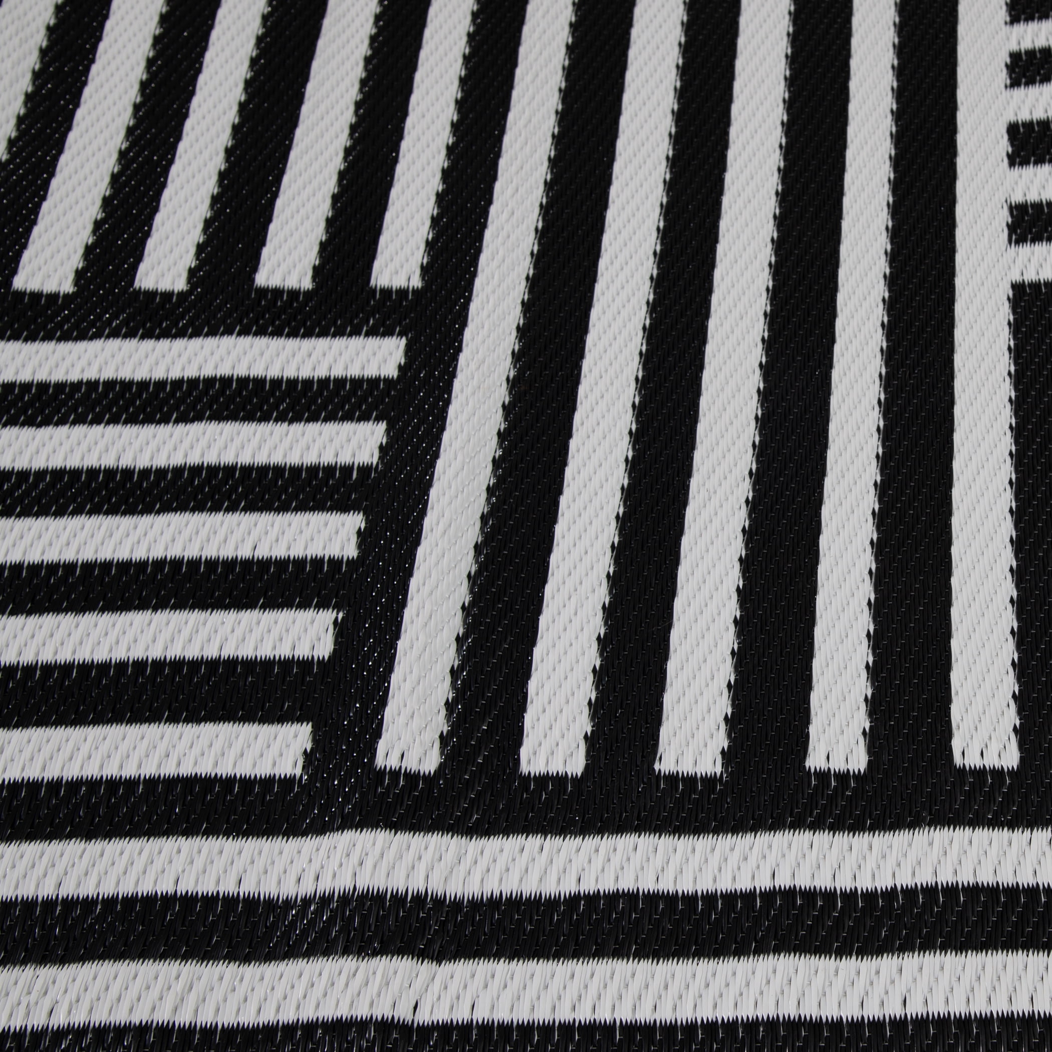 Mainstays New Block Black and White Stripe Plastic Outdoor Rug, 7'x10'
