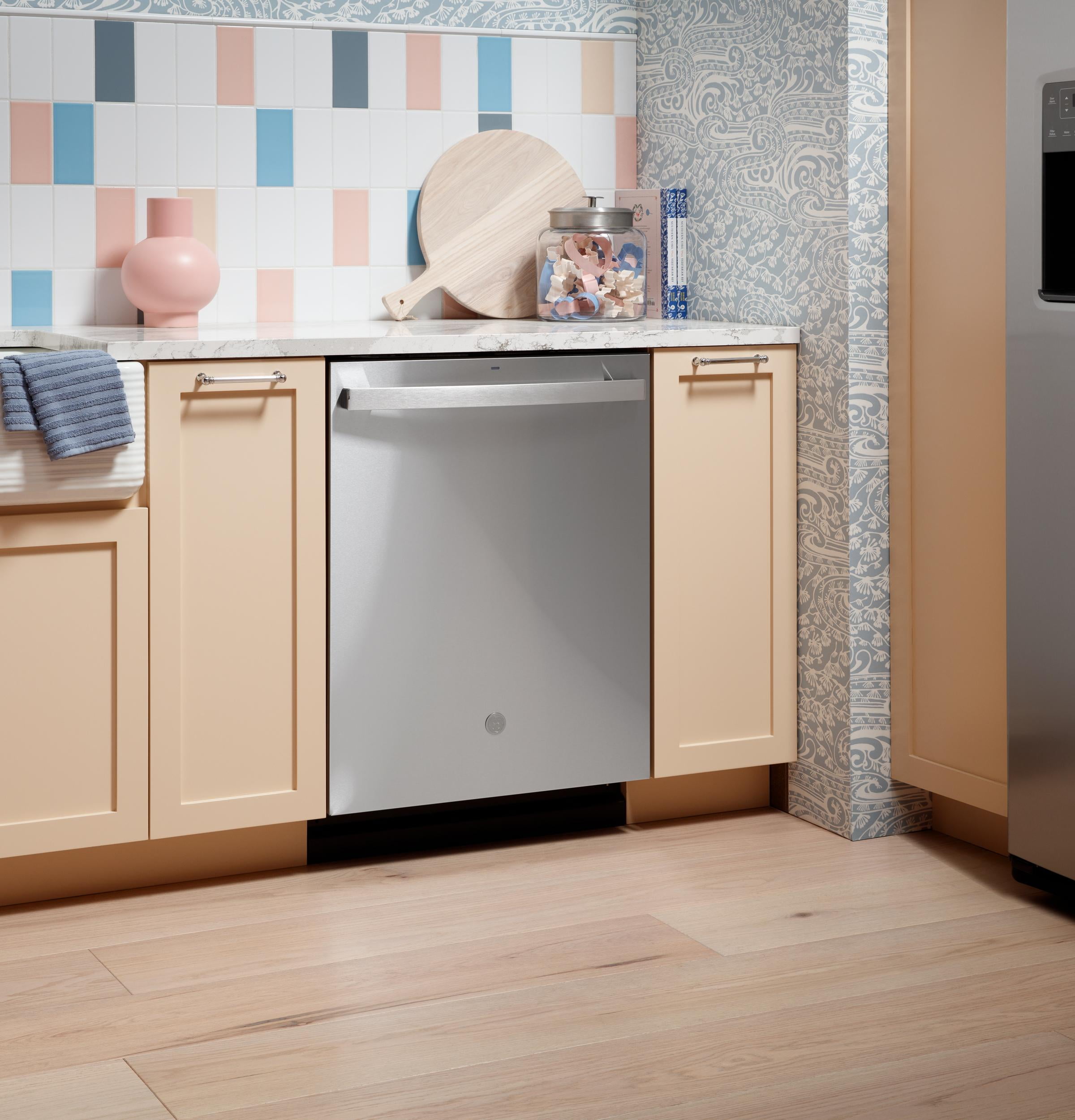 General Electric Top Control with Stainless Steel Interior Dishwasher with Sanitize Cycle in White GDT670SGVWW