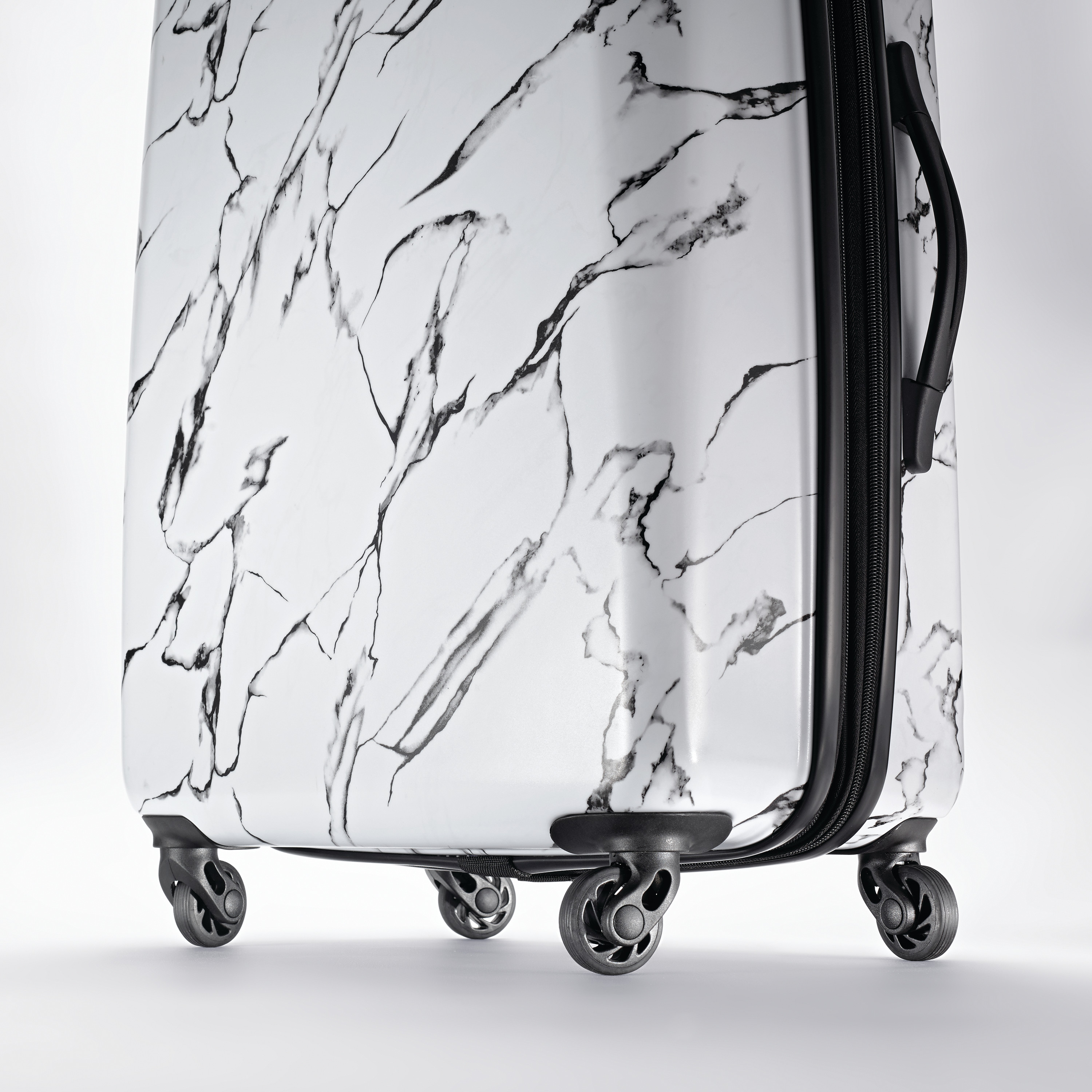 american tourister unisex moonlight spinner