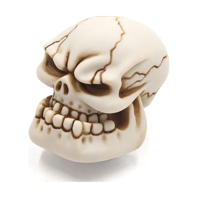 pomo de la palanca de cambios calavera cabeza cráneo de resina blanco 8mm 10mm rosca unique bargains — vista frontal en 3/4 de un pomo de cambio con forma de cráneo blanco de resina, textura mate con sombreado marrón en cuencas oculares, nariz y grietas, mandíbula y dientes tallados visibles; compatible con adaptadores 8 mm y 10 mm incluidos; fondo blanco neutro; a menudo usado también como adorno interior temático para el tablero o la consola central.