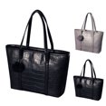 thumbnail image 2 of Sac Fourre-Tout pour Femmes, Mode, Grande Capacité, Sac à Main Fourre-Tout, Sac Bandoulière avec Pendentif Pompon, 2 of 7