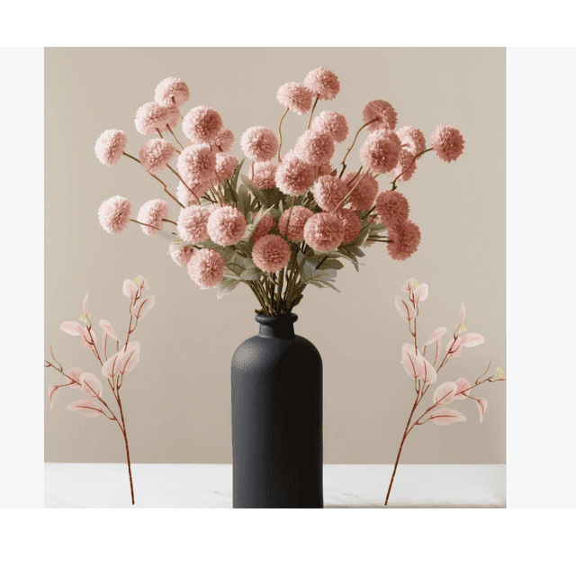 flores artificiales decorativas eucalipto ramo rosa en jarrón negro, vista frontal 3/4; múltiples tallos de pompón de seda con pequeñas bolas beige y rosa y hojas de eucalipto, arreglo mostrado sobre mesa clara con fondo neutro, pensado para centros de mesa bohemios, entradas u oficinas; también suele utilizarse como relleno decorativo en jarrones modernos.