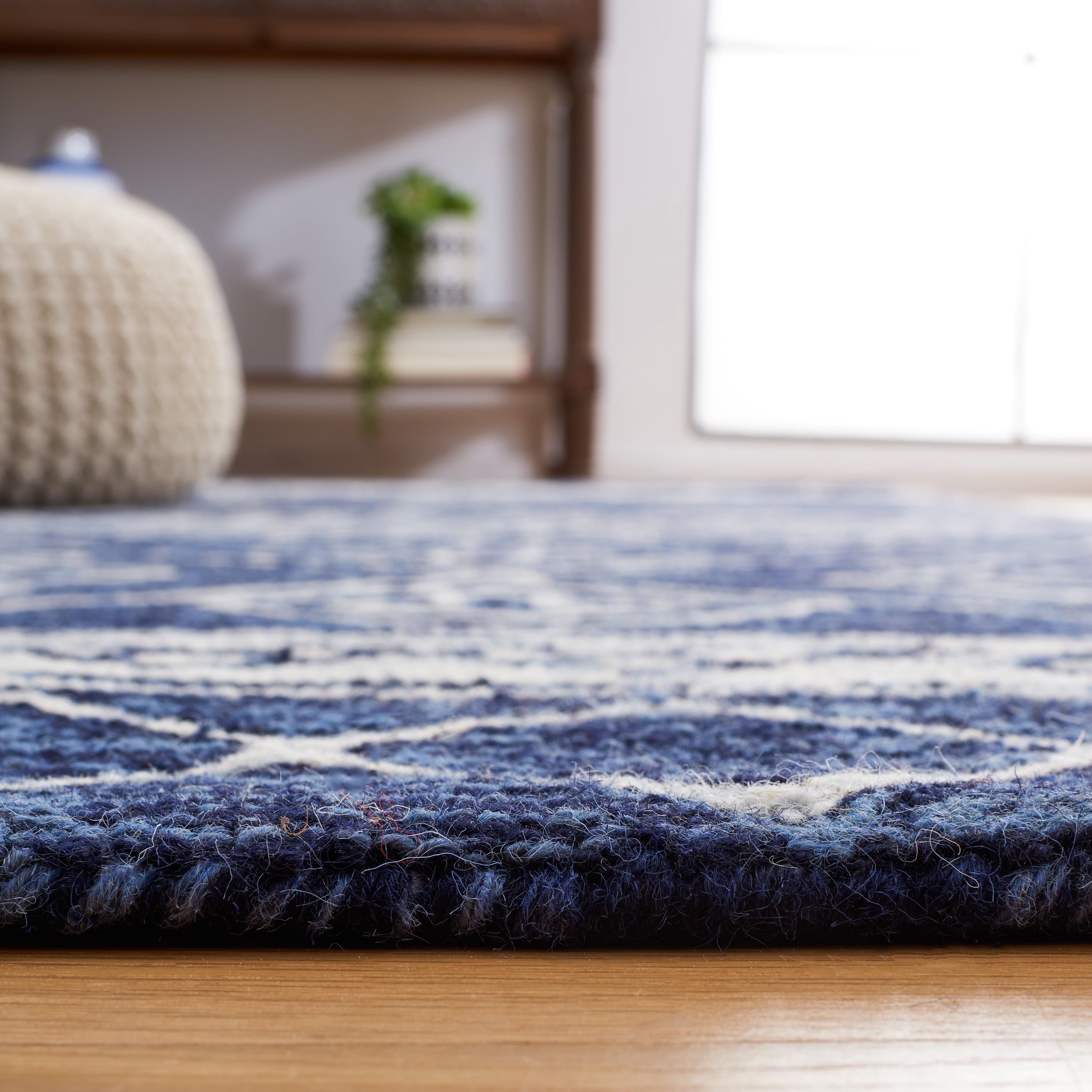 SAFAVIEH Metro Madrid Geometric Area Rug, Navy/Ivory, 4' x 6'