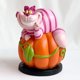 thumbnail image 2 of Figura de acción Alicia en el país de las Maravillas Arco Iris Latino Cheshire Cat sentado en calabaza resina 1/72, 2 of 5