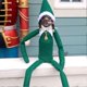 thumbnail image 2 of Elfo navideño Snoop on the Stoop, decoración navideña de Snoop Dogg. Incluye juguete de elfo, camiseta, gafas de sol y cadena dorada. Regalo para niños adultos., 2 of 5
