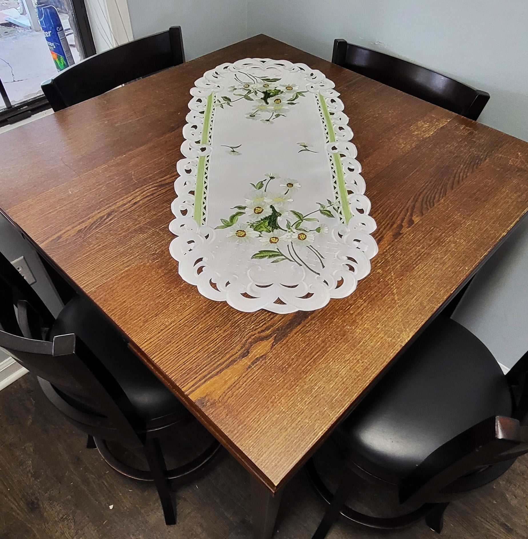 Doily Boutique Table Runner with Daisy Flowers on Bleached White Fabric Size 44 x 15 inches