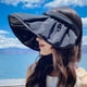 thumbnail image 5 of Sombrero plegable con protección solar en forma de horquilla que se pliega para actuar como una diadema con visera de ala grande, 5 of 6