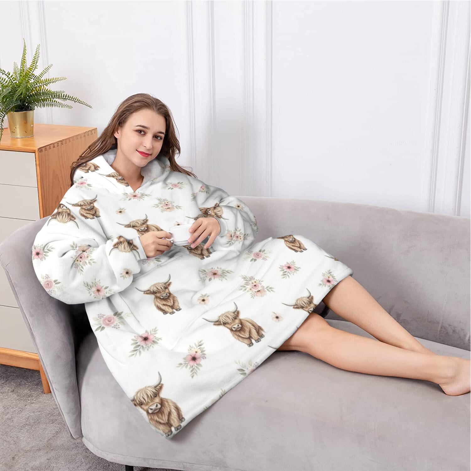Oversized Wearable Blanket Hoodie,White Highland Cow Flower Pattern Sherpa Blanket Hoodie with Super Pockets,Super Warm Fuzzy Pullover for Women & Men