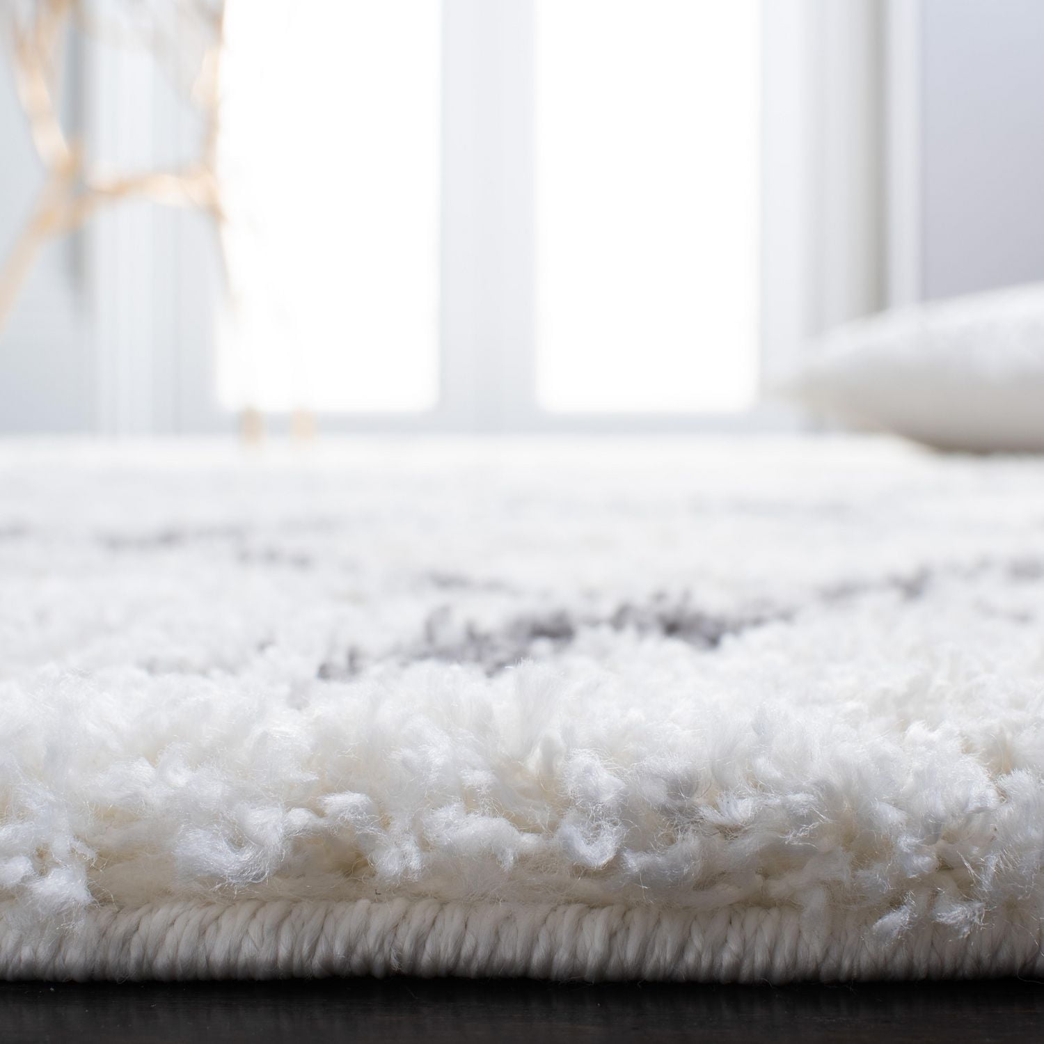 SAFAVIEH Berber Santana Geometric Shag Area Rug