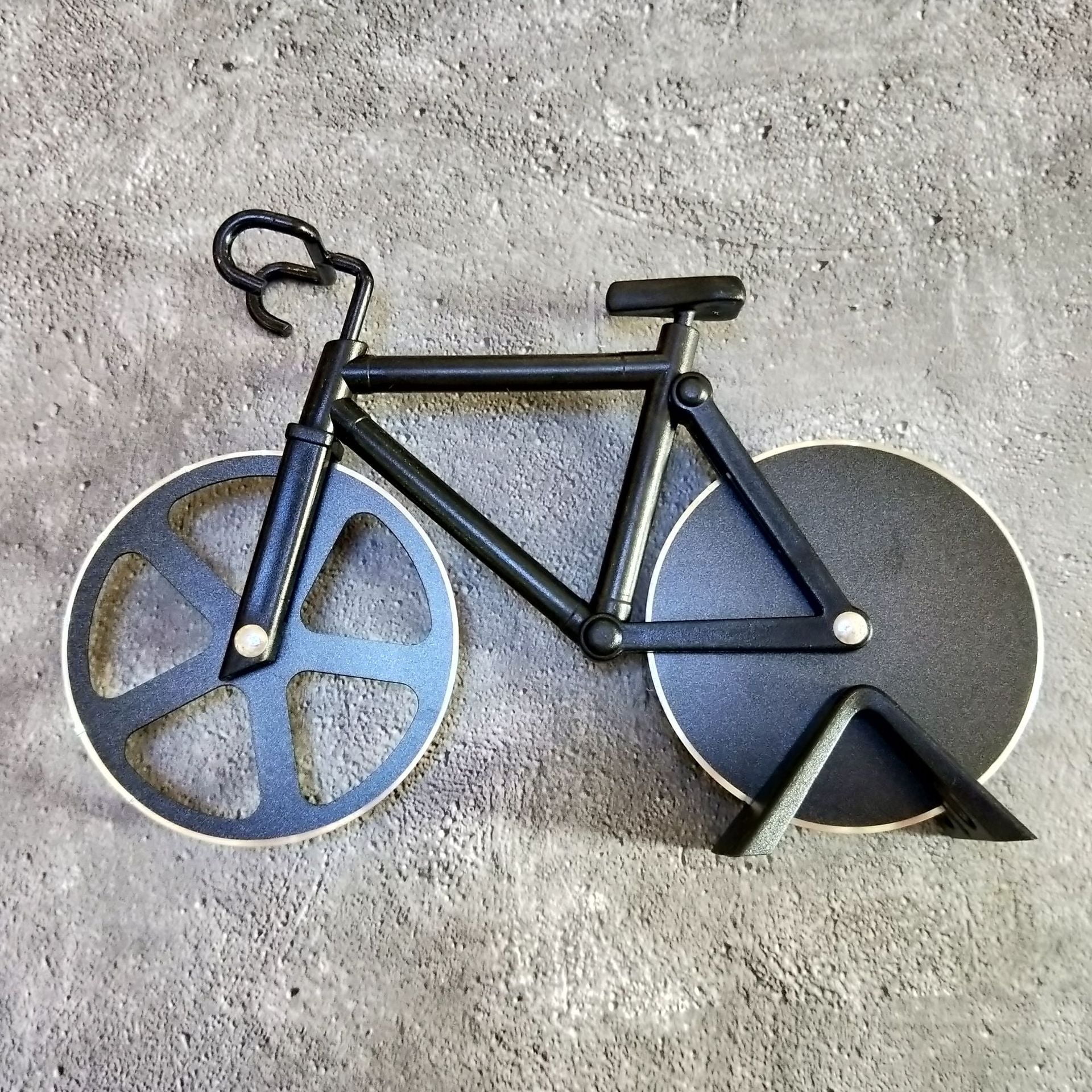 Ten Thousand villages Bicycle Pizza Cutter