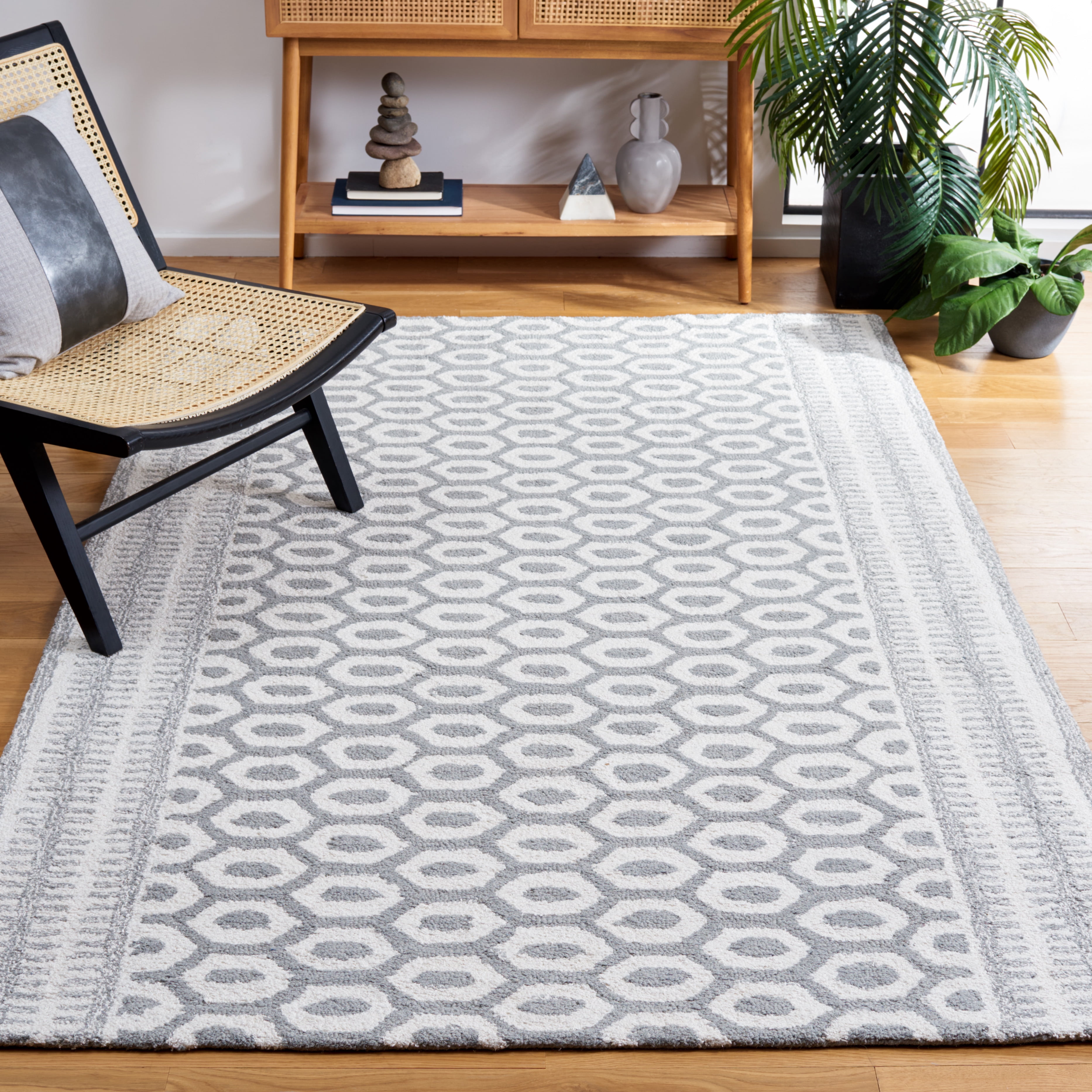 SAFAVIEH Capri Francis Geometric Area Rug, Ivory/Grey, 8' x 10'