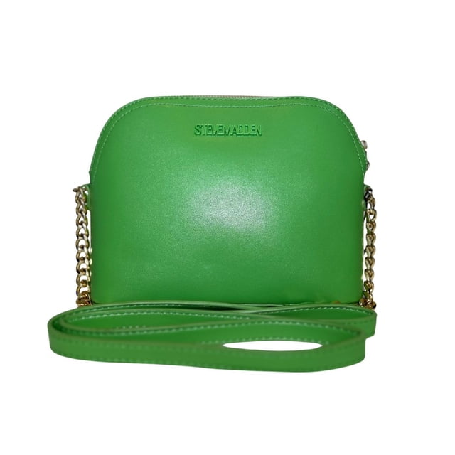 bolso steve madden crossbody, color green flare con silueta compacta y curvada, vista frontal; piel lisa verde, logo Steve Madden en relieve en la parte superior, herrajes dorados y cadena lateral visibles, correa larga combinada de cuero y eslabones dorados sobre el frente y cierre superior con cremallera; suele usarse también como bolso de día o para salidas nocturnas.