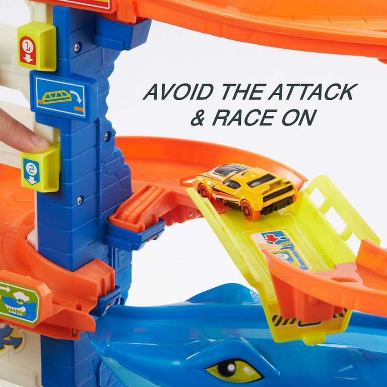 Car Attacking 1 Scale Hot Wheels in Toy Shark Playset 1:64 City with Escape