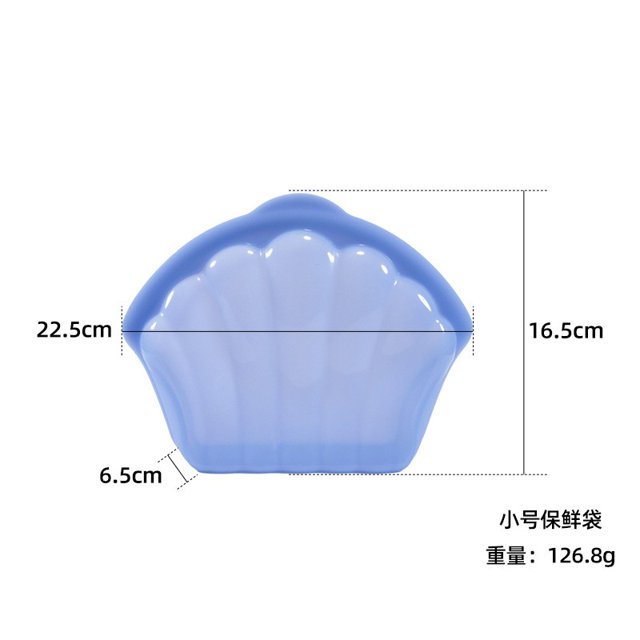 guarde las bolsas ziploc de silicona para mantener la frescura bolsa de silicona azul con forma de concha, vista frontal centrada; superficie lisa y brillante, cierre superior visible y dimensiones impresas 22.5 cm ancho x 16.5 cm alto y 6.5 cm profundidad; fondo blanco neutro. Apta para almacenar alimentos, preparación de comidas y sobras, y también usada para organizar pequeños objetos en la cocina.
