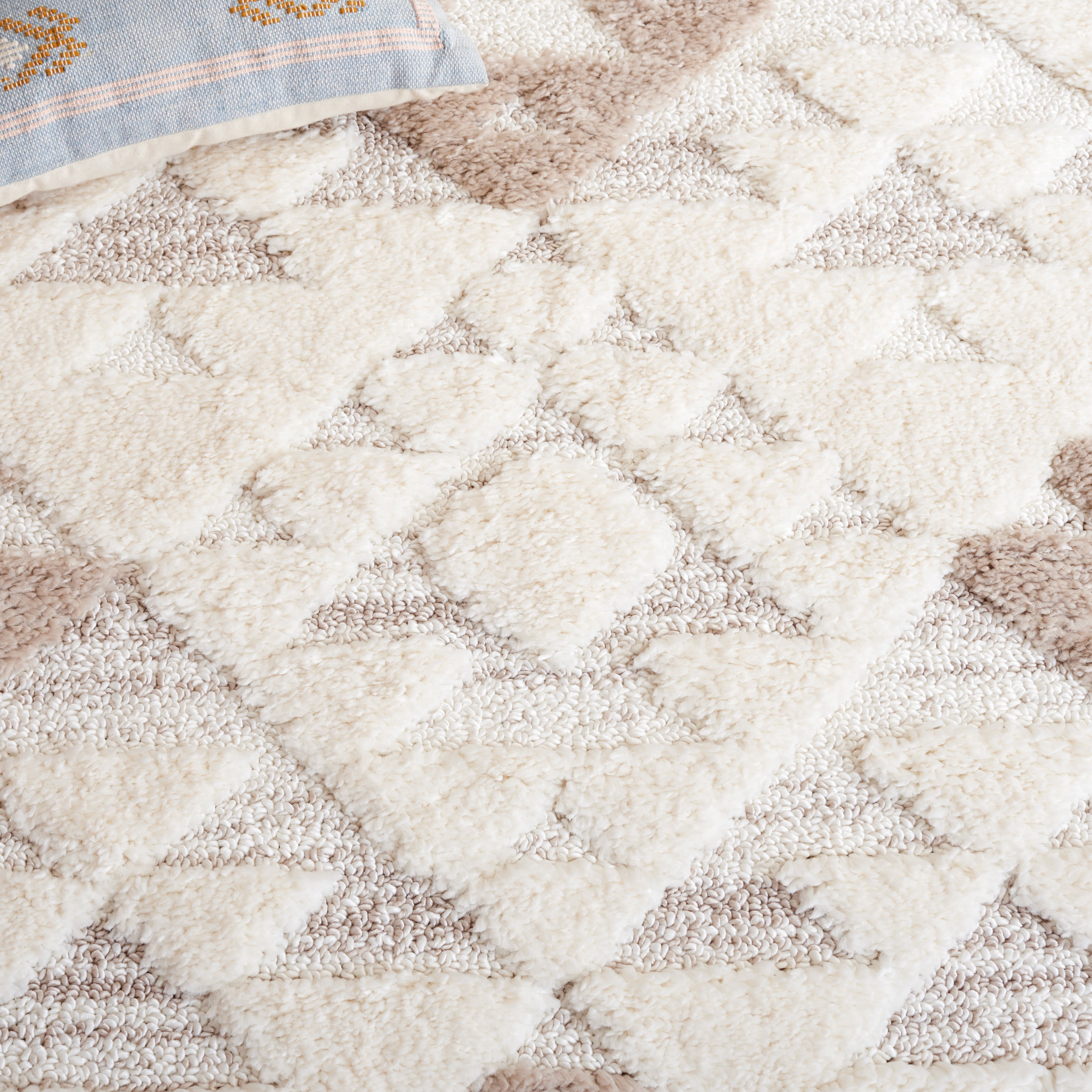 SAFAVIEH Moroccan Tassel Larry Geometric Shag Area Rug, Ivory/Beige, 6'7" x 9'2"