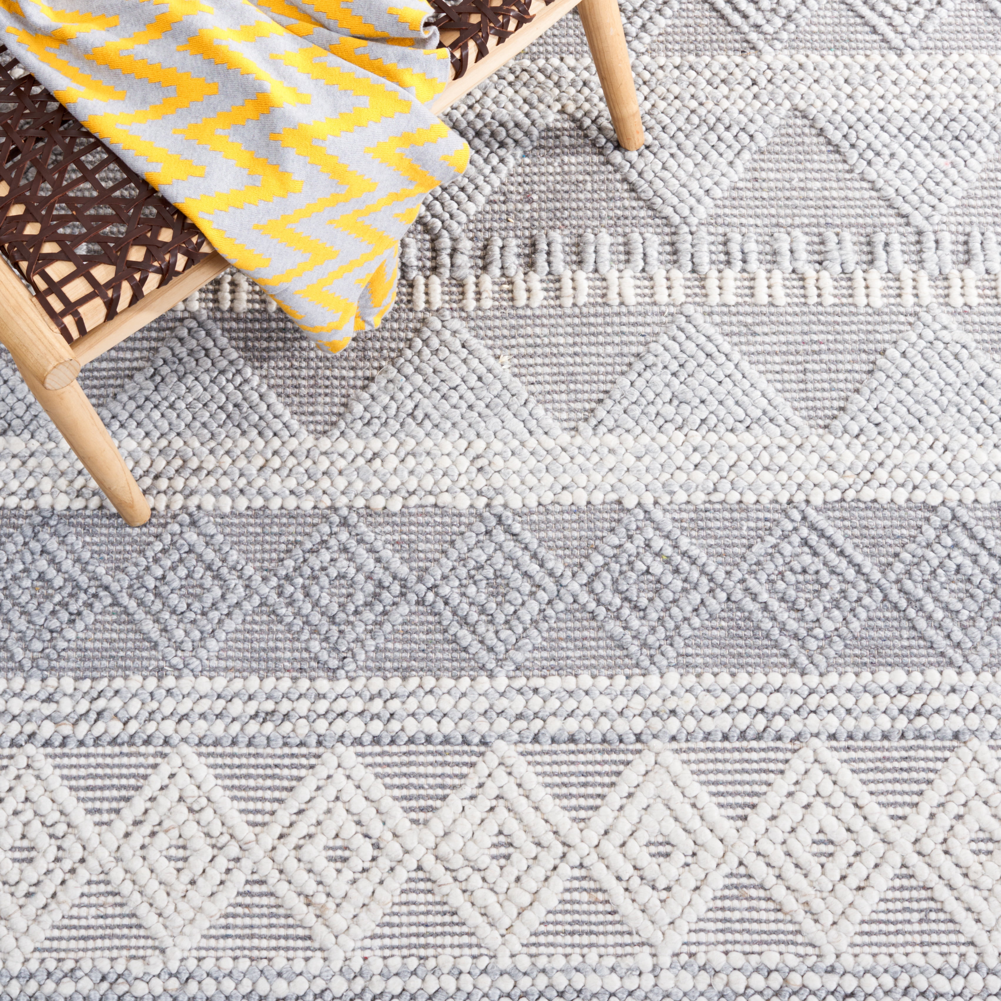 SAFAVIEH Natura Aphrodite Geometric Runner Rug, Silver, 2'3" x 10'