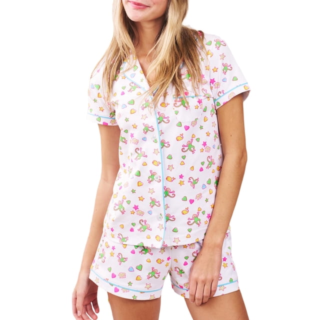 set de pijama zelbuck, pantalones cortos de playa y2k preppy monkey para mujer Conjunto holgado de pijama de dos piezas con blusa abotonada de manga corta y shorts a juego; tejido de algodón sintético supersuave, fondo rosa con estampado de monos y conejitos en tonos verde y rosa, ribetes azul claro, vista frontal 3/4 sobre fondo blanco; adecuado para dormir, descanso casual o como regalo.