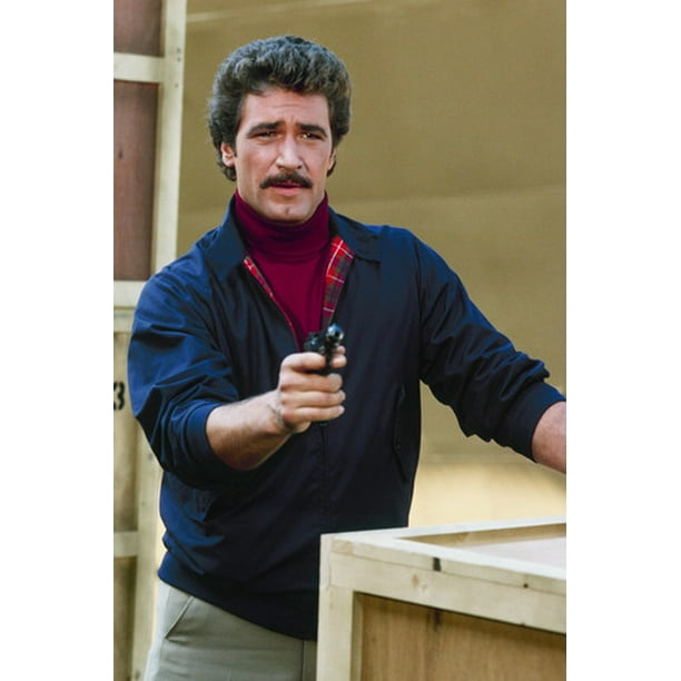 Lee Horsley 24x36 Poster Pointing Gun As Matt Houston Walmart Com Walmart Com
