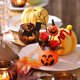 thumbnail image 4 of Ramo de calabaza de Halloween con hojas de arce y rosas - Arreglo de flores artificiales para decoración de mesa otoñal y centro de mesa de Acción de Gracias, 4 of 6