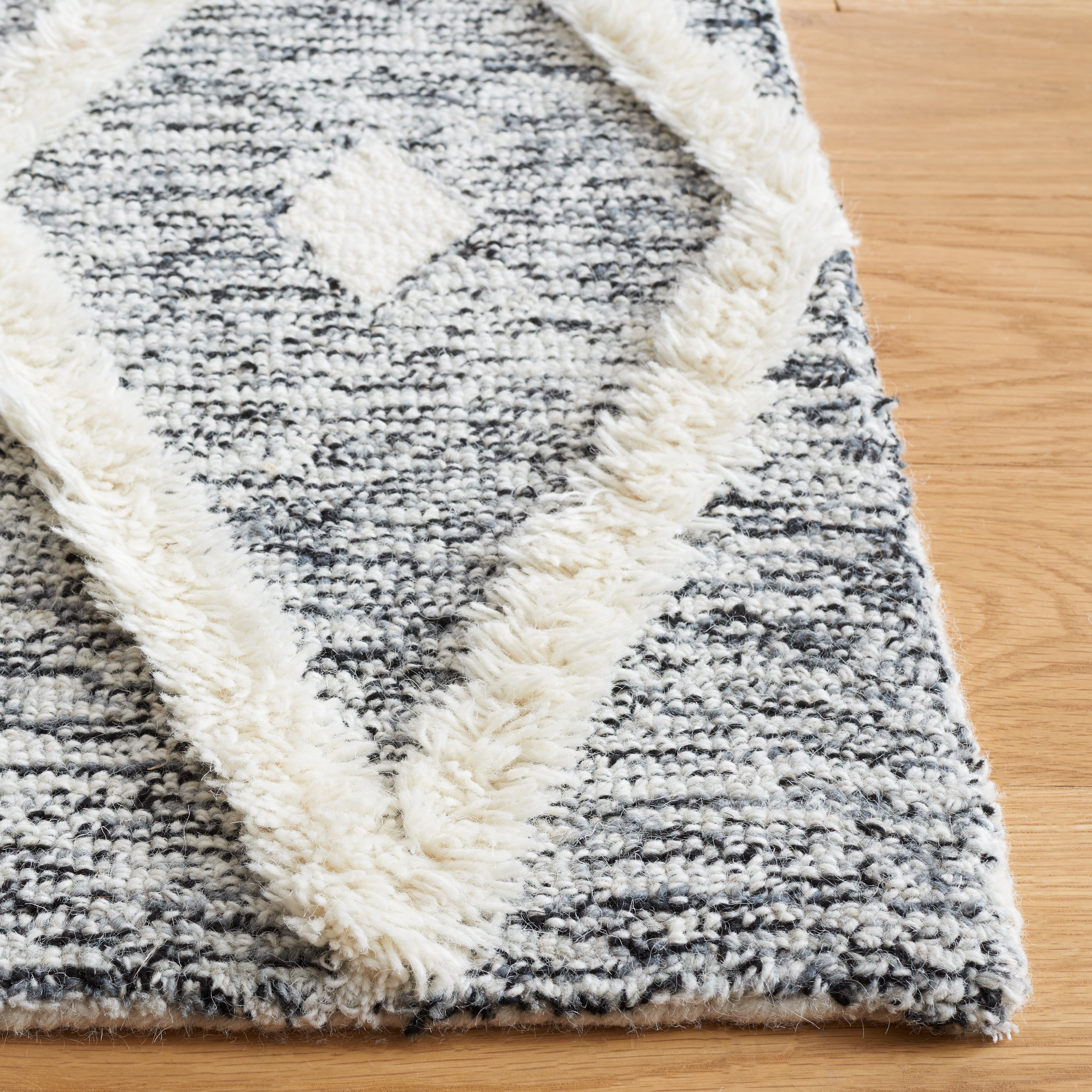 SAFAVIEH Casablanca Cara Diamond Area Rug, Black/Ivory, 6' x 9'
