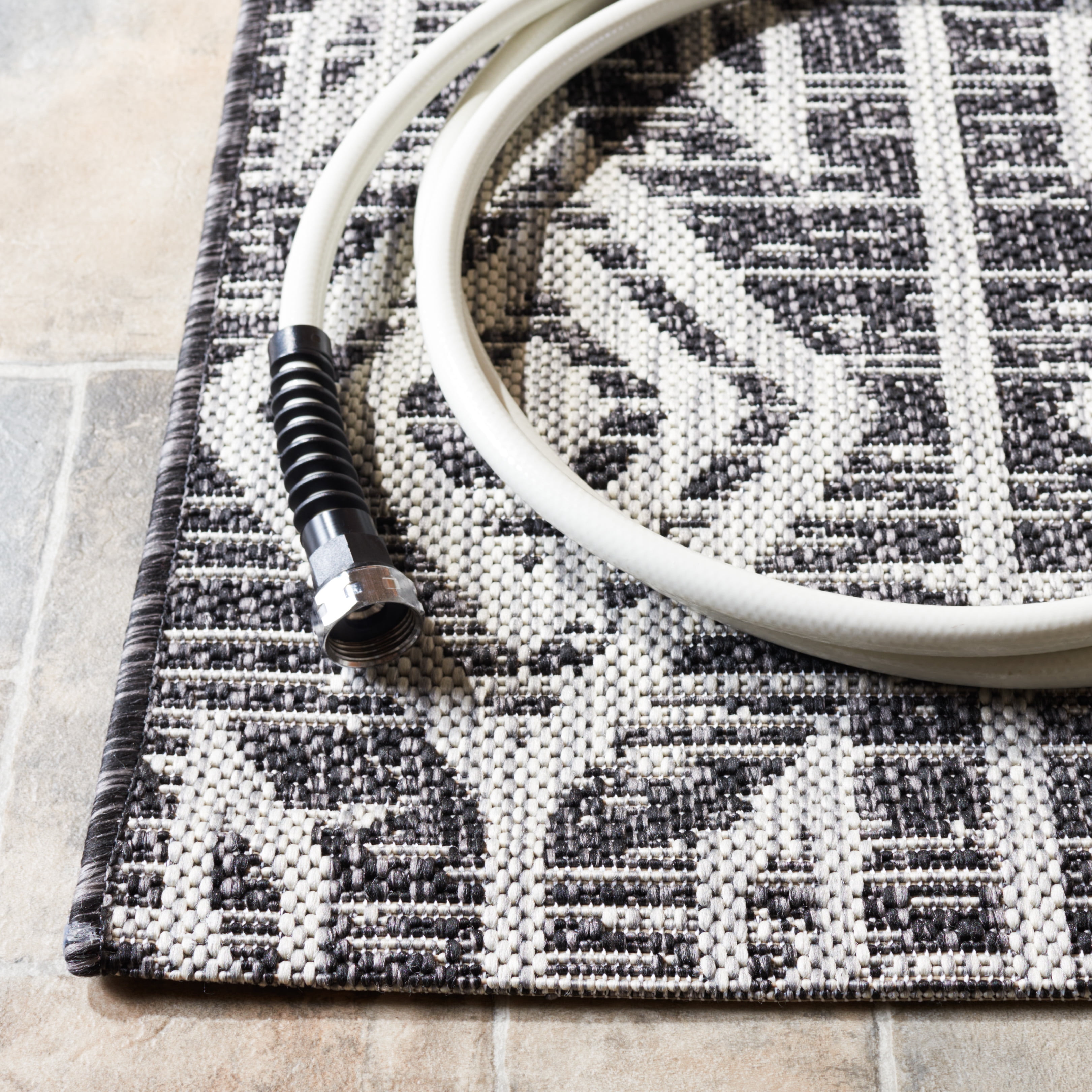 SAFAVIEH Courtyard Beckah Geometric Indoor/Outdoor Area Rug, Black/Grey, 6'7" x 9'6"
