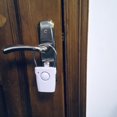 thumbnail image 4 of Alarma de manija de puerta, alarma inalámbrica extremadamente ruidosa audible hasta 680 pies de distancia, cuelga de la perilla o manija de la puerta, seguridad para el hogar activada por vi, 4 of 5