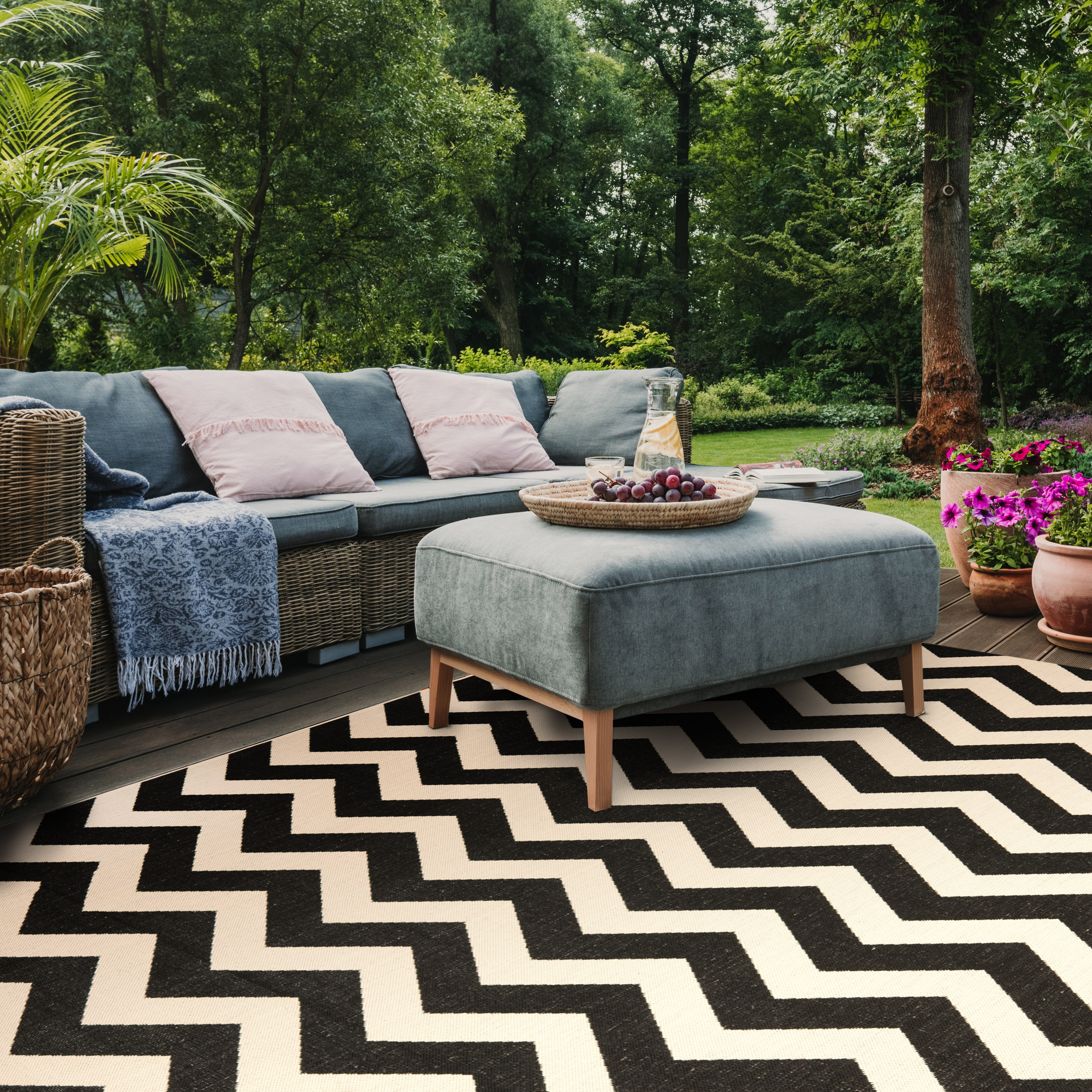 Safavieh Courtyard Bailey Chevron Indoor/Outdoor Area Rug, Black/Beige, 9' x 12'