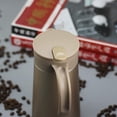 thumbnail image 4 of Carafe Thermique en Acier Inoxydable avec Couvercle, Contenant Isotherme à Double Paroi de 800 ml pour Boissons Chaudes Ou Froides, Distributeur avec Rétention de Chaleur de 12 Heures, pour Thé, Eau et Café, 4 of 7