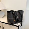 thumbnail image 4 of Bolso retro de pata de gallo de gran capacidad para mujer, nuevo estilo 2025, moderno bolso de viaje versátil para otoño e invierno, bolso de hombro estilo coreano, 4 of 5