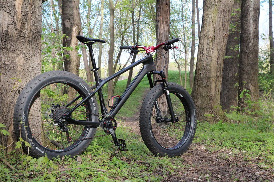 What are the advantages and disadvantages of tubeless tires on road bicycles?