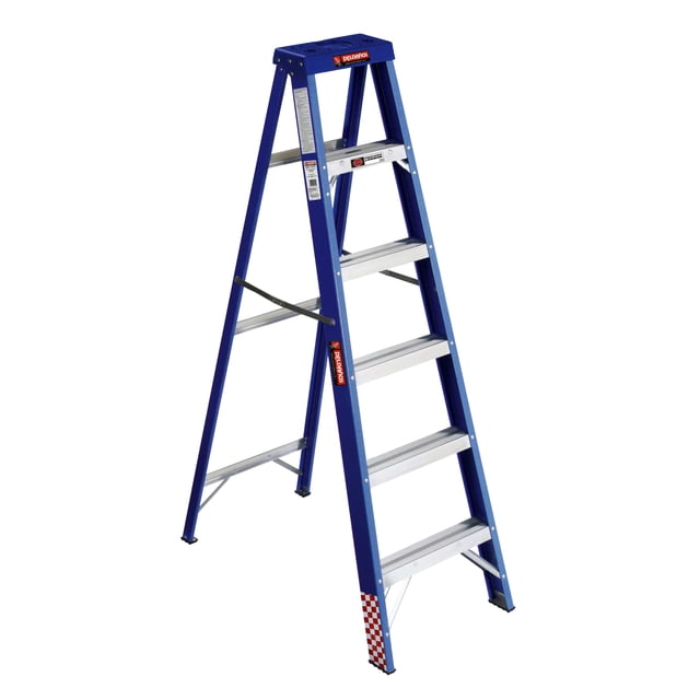 escalera tijera fibra de vidrio peldaños 5 peldaños tipo ii 706793 escalera tijera de 5 peldaños con montantes azules y peldaños grises, vista frontal 3/4 en montura en A con refuerzo cruzado y etiquetas de seguridad visibles; ideal para mantenimiento del hogar y uso doméstico ocasional.