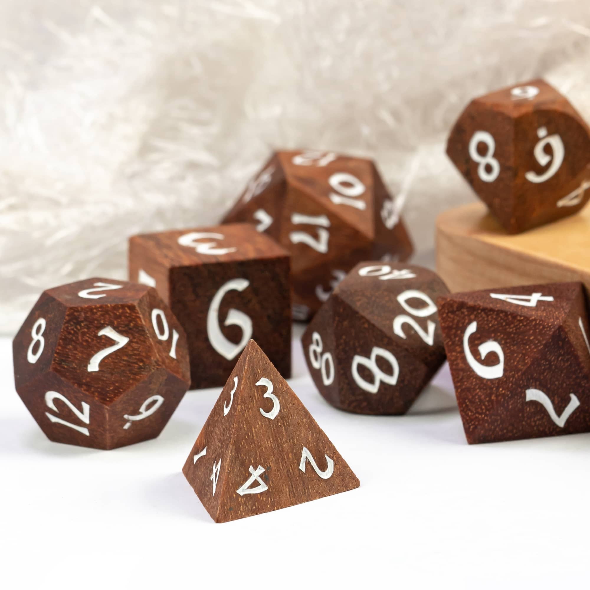 Cusdie 7Pcs/set Wooden DND Dice D&D Wood Dice D4 D6 D8 D10 D% D12 D20 Polyhedral Games Dice Set for Table Games MTG RPG