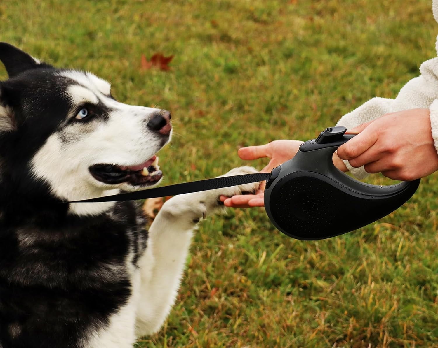 360 °   Tangle-Free Retractable Dog Leash with Anti-Slip Handle |   16 ft Strong Nylon Tape |   One-Handed Brake, Pause, Lock (Small, Black/Grey)