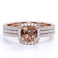 thumbnail image 1 of JeenMata Anillo de Bodas con Trío de Halo de Moissanita y Morganita Talla Cojín de 1,75 Quilates en Oro Rosa, 1 of 10