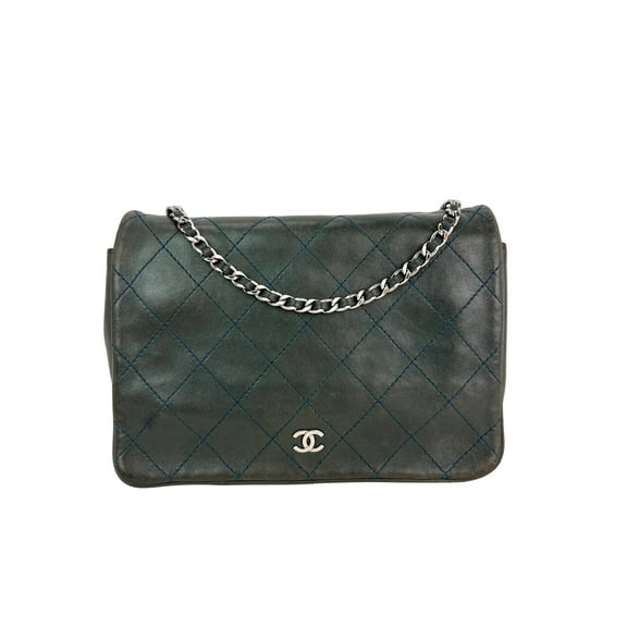 Pre-Owned Chanel Quilted Lambskin Stitched Wallet on a Chain Crossbody Bag