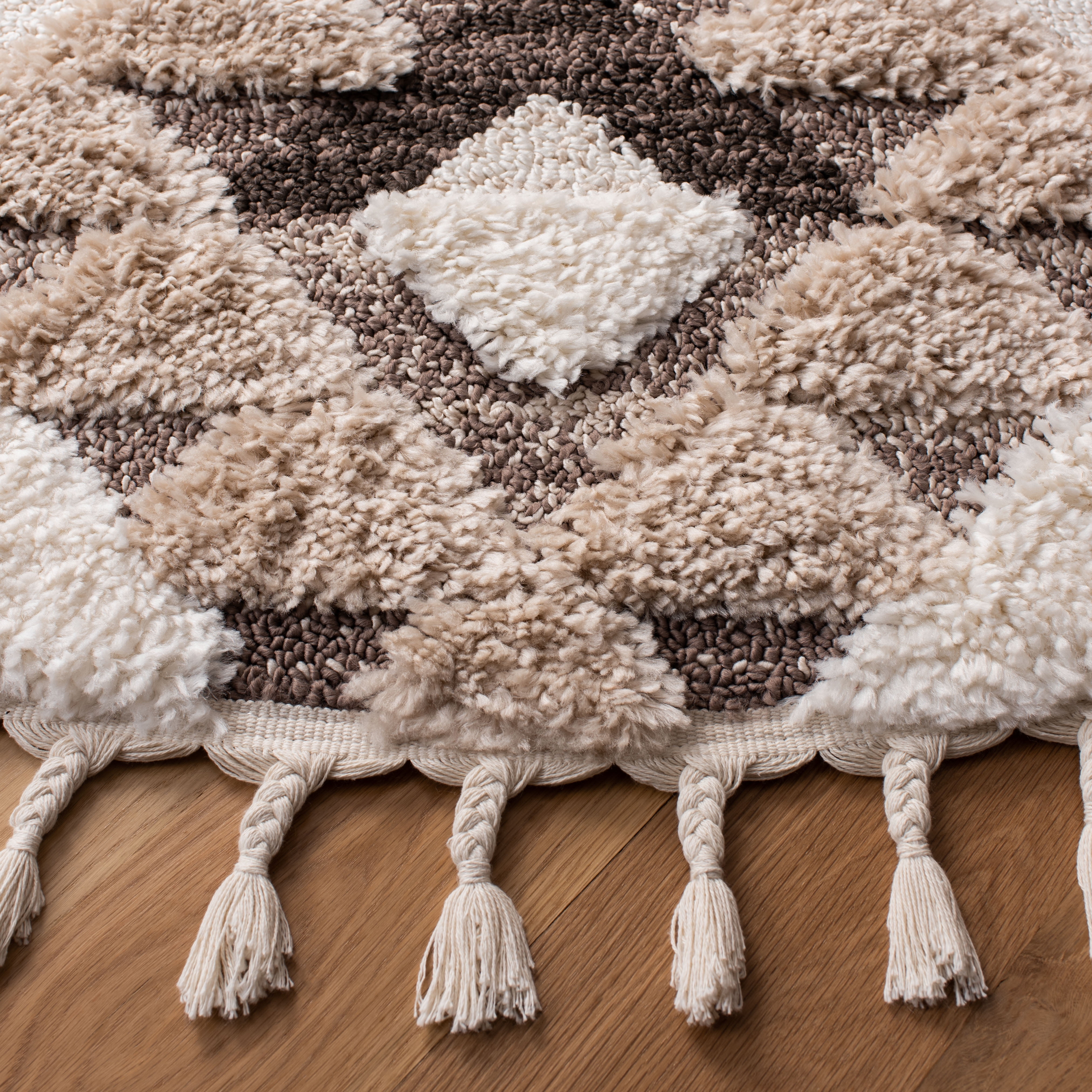 Safavieh Moroccan Tassel Larry Geometric Shag Area Rug, Ivory/Brown, 5'3" x 7'6" Oval