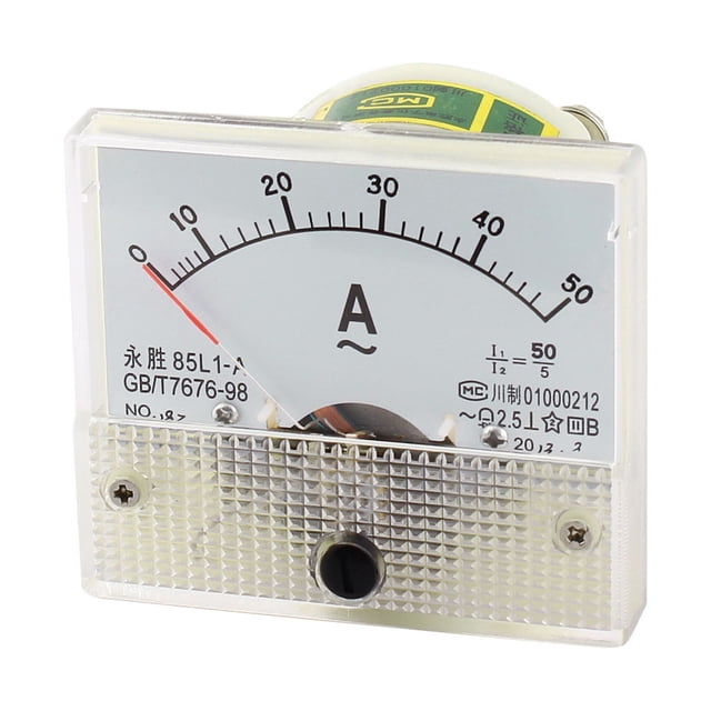 85l 1 ac 0-50a amperímetro analógico analogo panel ampmeter metros blanco Amperímetro de panel frontal para AC 0–50 A con carcasa blanca de plástico y metal, escala 0–50 y aguja roja, símbolo 'A ~' centrado, tornillos y orificio de montaje visibles; adecuado como accesorio eléctrico para tableros y uso con transformador 50/5A.