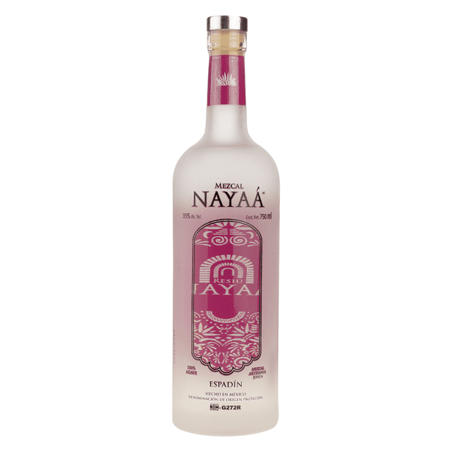 mezcal artesanal nayaá espadín joven 750 ml botella frontal, botella opaca de 750 ml con etiqueta magenta con motivos de agave y texto NAYAA, cuello largo con sello metálico y corcho visible sobre fondo blanco; a menudo usado como licor mexicano para celebraciones.