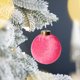 thumbnail image 4 of 12 bolas navideñas de terciopelo flocadas, adornos navideños de plástico, adornos colgantes decorativos para árbol de Navidad, decoración de 3,15 pulgadas, 4 of 5