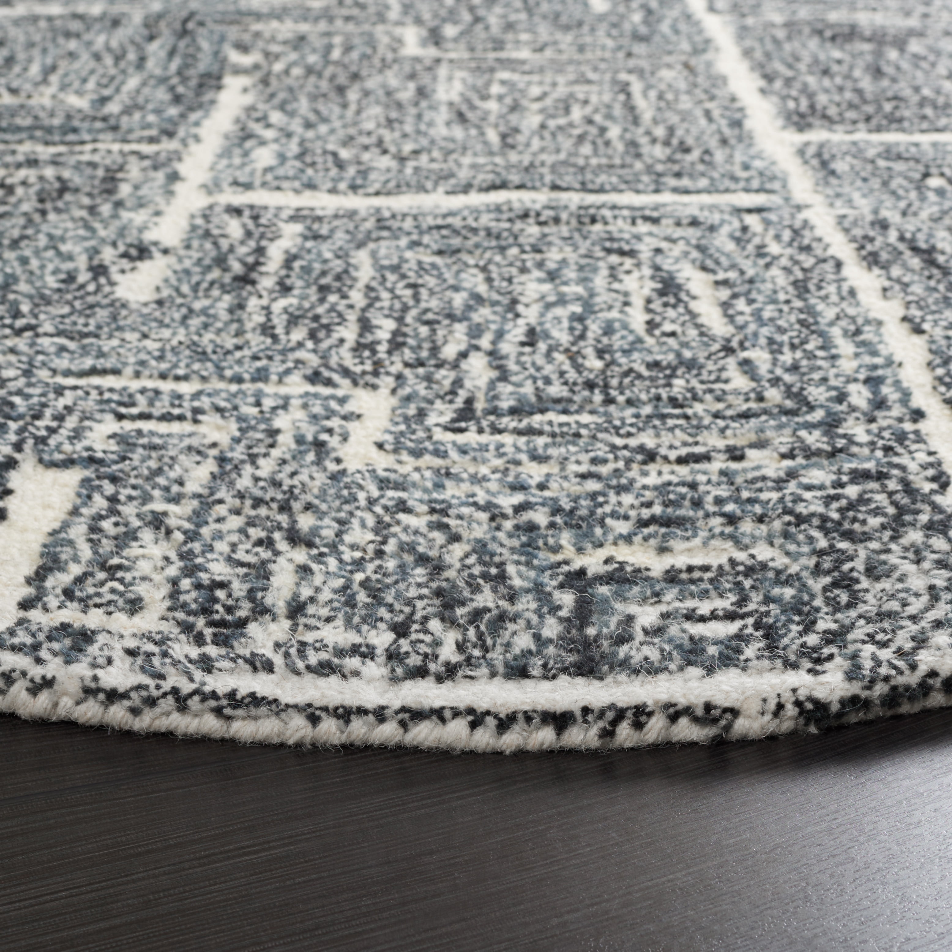 SAFAVIEH Metro Fulton Distressed Area Rug, Black/Ivory, 6' x 6' Round