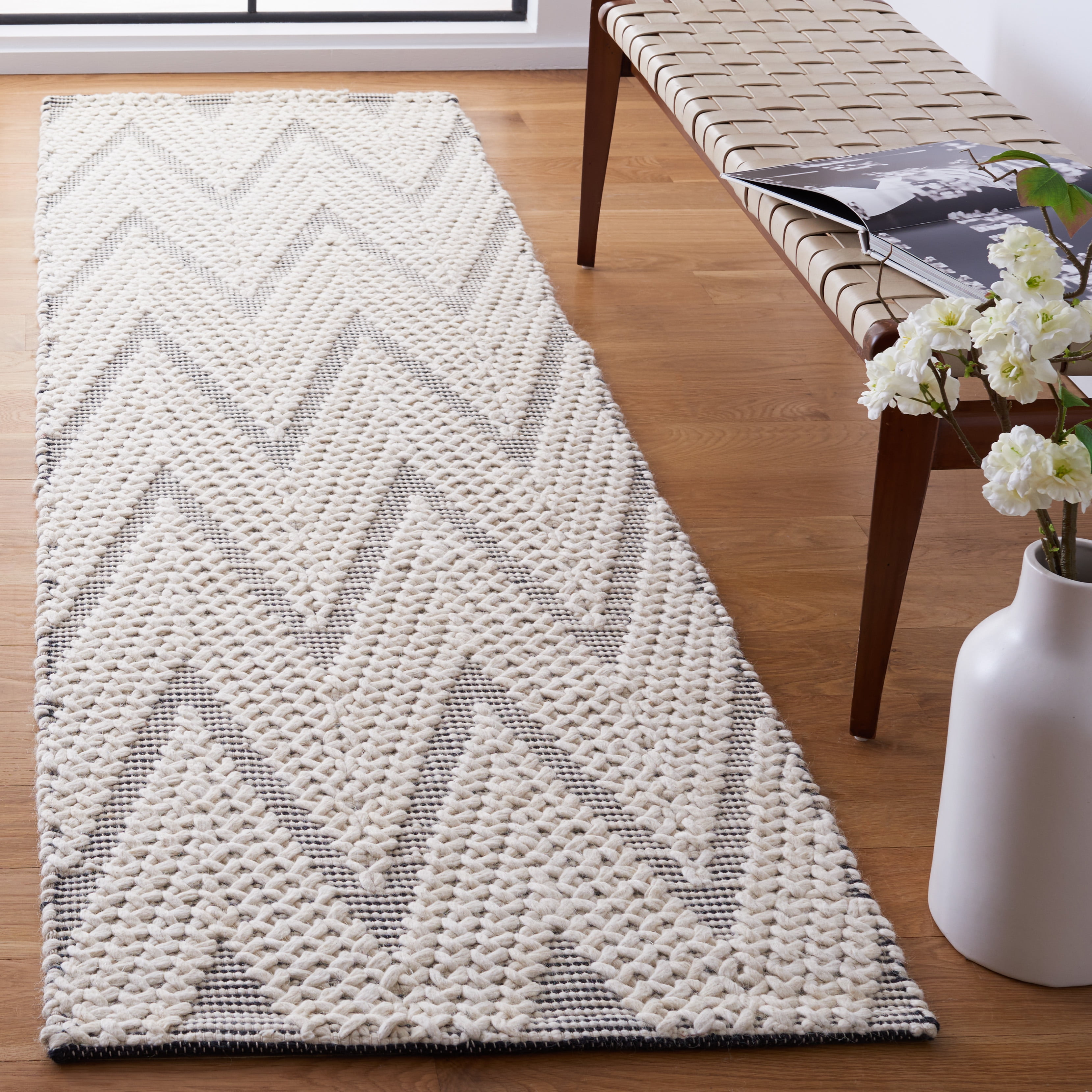 SAFAVIEH Natura Paula Zig-Zag Runner Rug, Ivory/Black, 2'3" x 8'