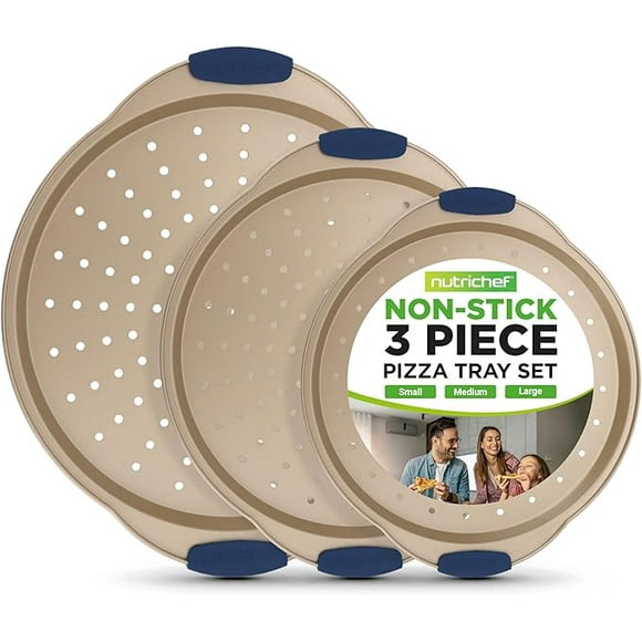 NutriChef Ensemble de Plateau à Pizza 3 Pcs avec Poignées en Silicone - Moule à Pizza Rond Antiadhésif avec Trous Perforés, Acier au Carbone Durable, Petites, Moyennes, Grandes Tailles - Idéal pour Pizzas Croustillantes et Cuites Uniformément (Or)