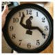 thumbnail image 3 of Reloj de pared inspirado en Silly Walk, reloj silencioso creativo, arte de pared para la vida en el hogar (blanco y negro), 3 of 5