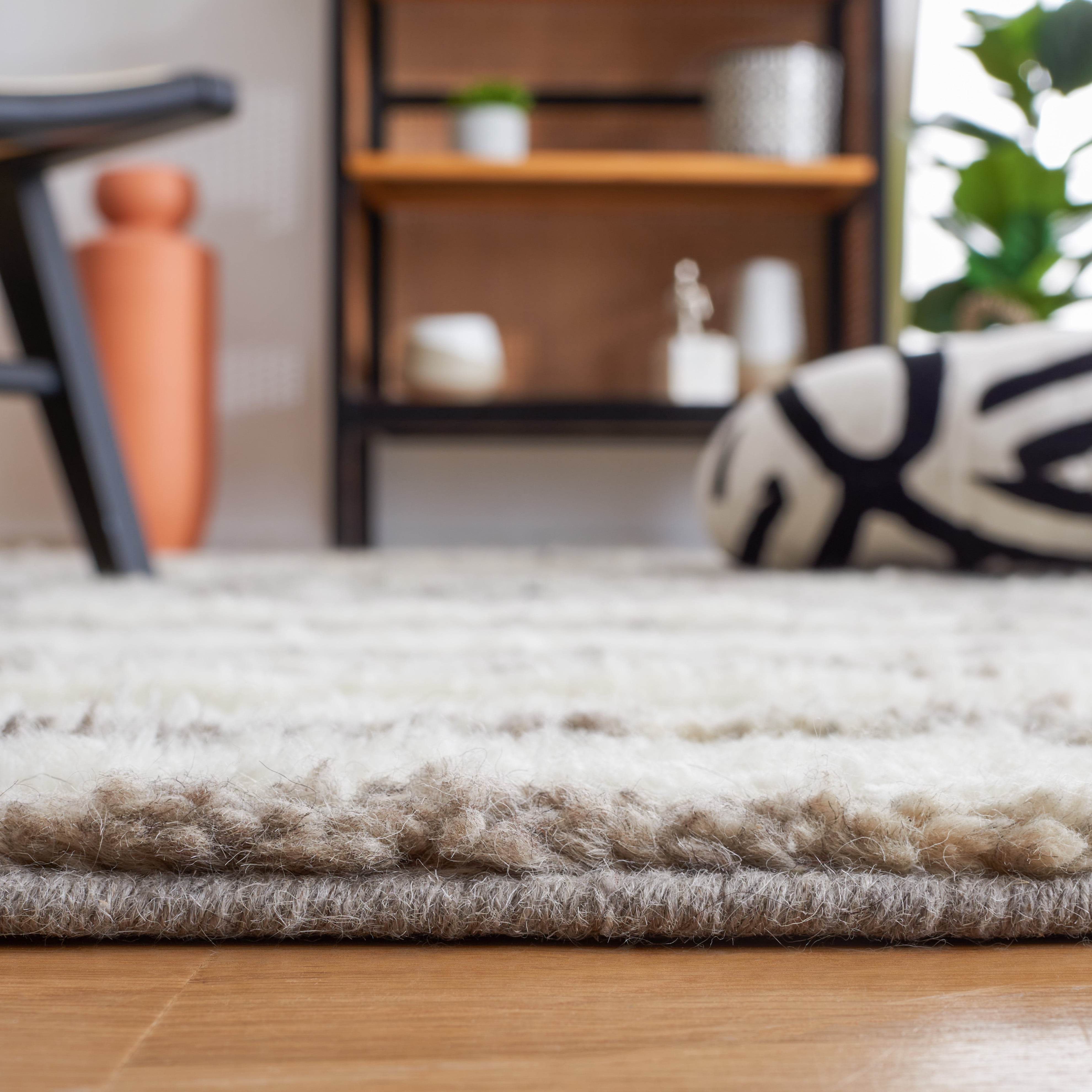 SAFAVIEH Casablanca Isaiah Geometric Area Rug, Ivory/Grey, 4' x 6'