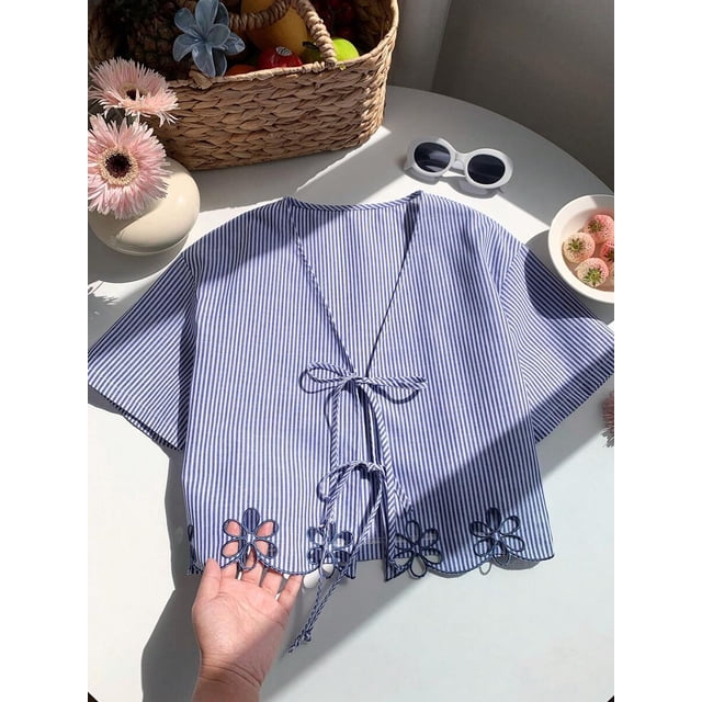 Blusa Corta Azul con Rayas Verticales y Detalles Florales