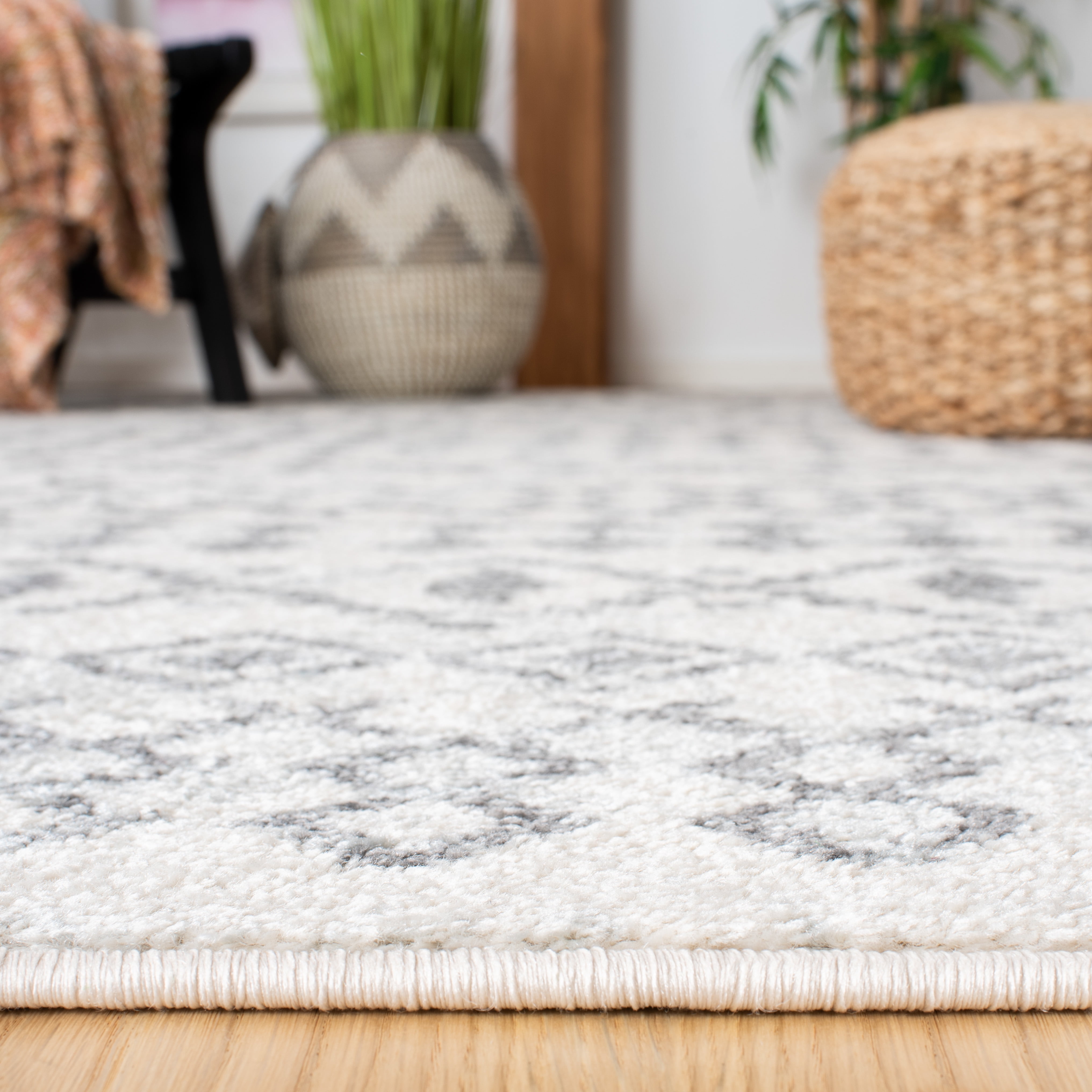 SAFAVIEH Mercer Everitt Distressed Runner Rug, Ivory/Grey, 2' x 8'