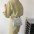 thumbnail image 5 of Adecuado para mujeres que buscan una bolsa pequeña con hebilla de perla, de moda, con cadena, para hombro, tipo bandolera, color plateado, 5 of 5
