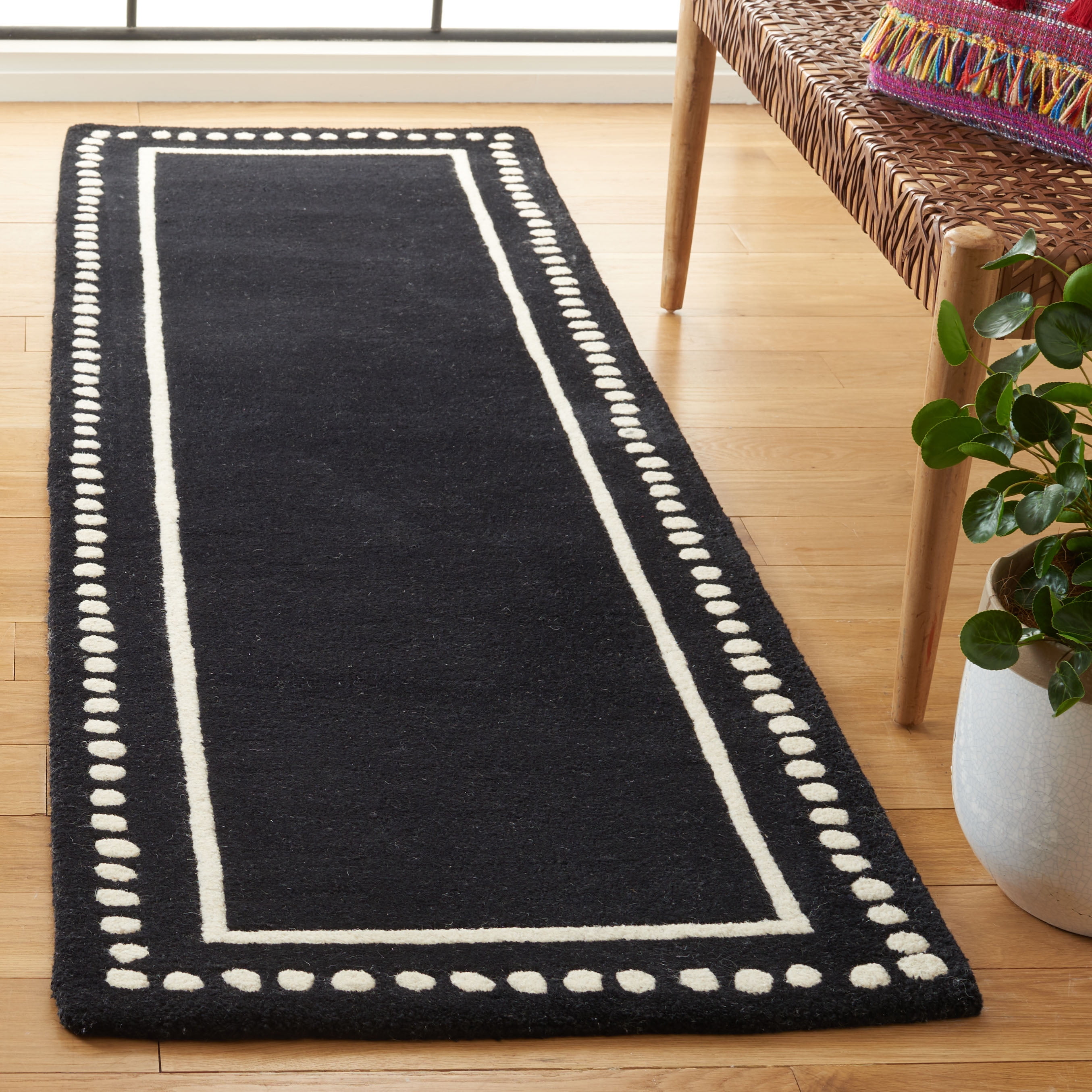 SAFAVIEH Bella Danita Bordered Wool Runner Rug, Black/Ivory, 2'3" x 19'