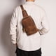 thumbnail image 4 of Bolso de pecho ajustado de cuero para hombre Bolso bandolera de cuero para mujer Bolso pequeño de piel de vaca de gran capacidad, 4 of 6