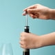 thumbnail image 2 of Juego de 2 tapones para vino, tapón para botella de vino con bomba de vacío integrada para ahorrar vino, tapas de silicona aptas para alimentos, mantiene el vino fresco hasta una semana, 2 of 5